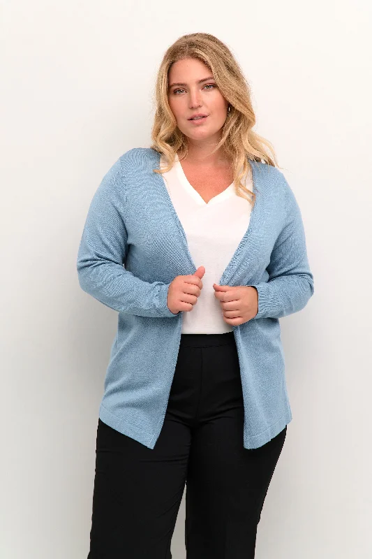 locker sitzende blaue Strickjacke