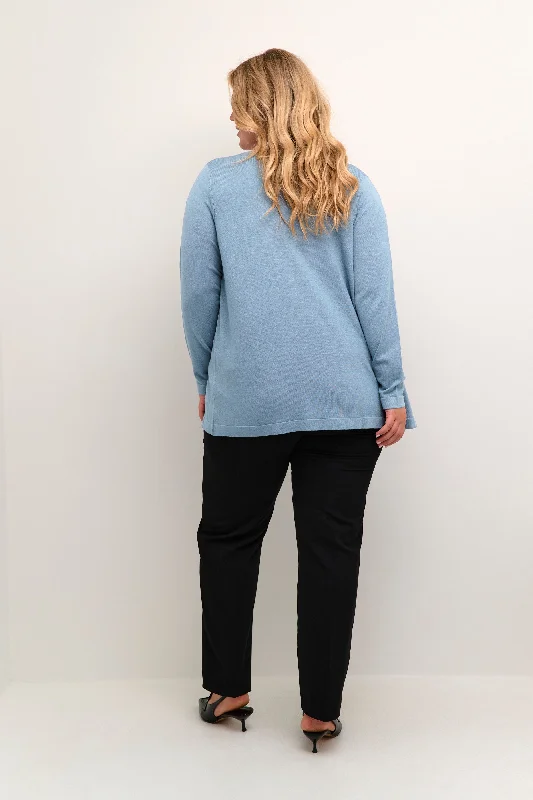 locker sitzende blaue Strickjacke