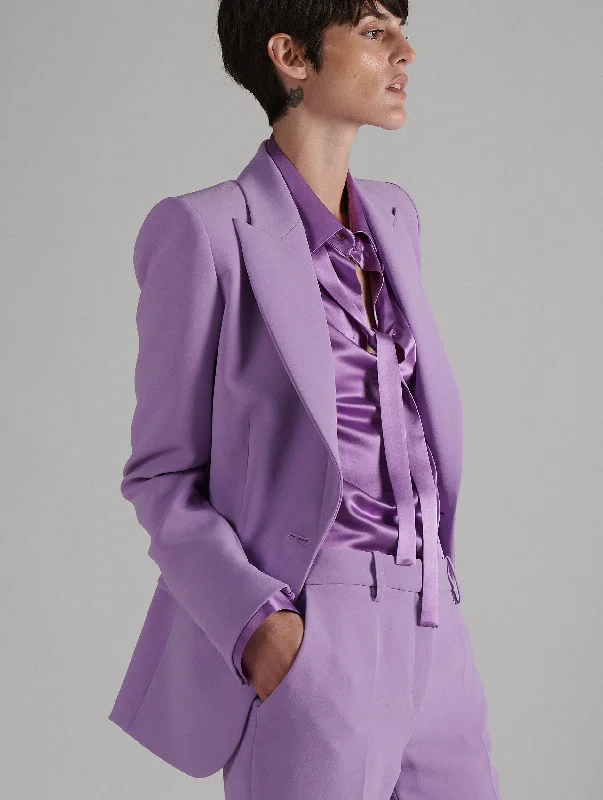 Veste de costume cintrée en crêpe lilas